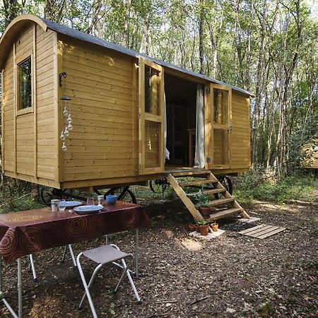 Lovely 2-Bed Shepherds Hut In A Forest Sougeres-en-Puisaye Bagian luar foto