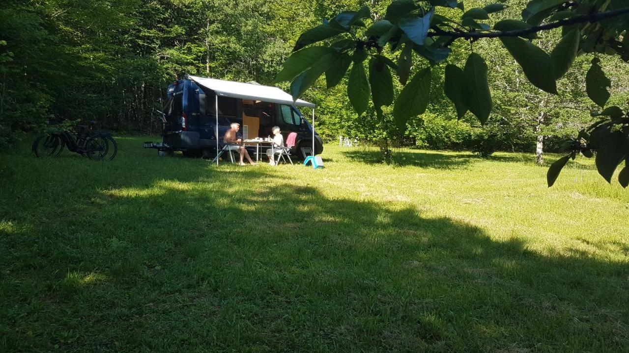 Lovely 2-Bed Shepherds Hut In A Forest Sougeres-en-Puisaye Bagian luar foto