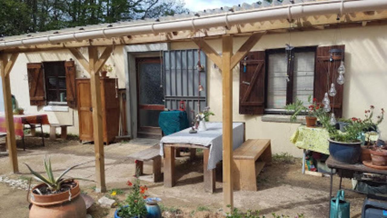 Lovely 2-Bed Shepherds Hut In A Forest Sougeres-en-Puisaye Bagian luar foto