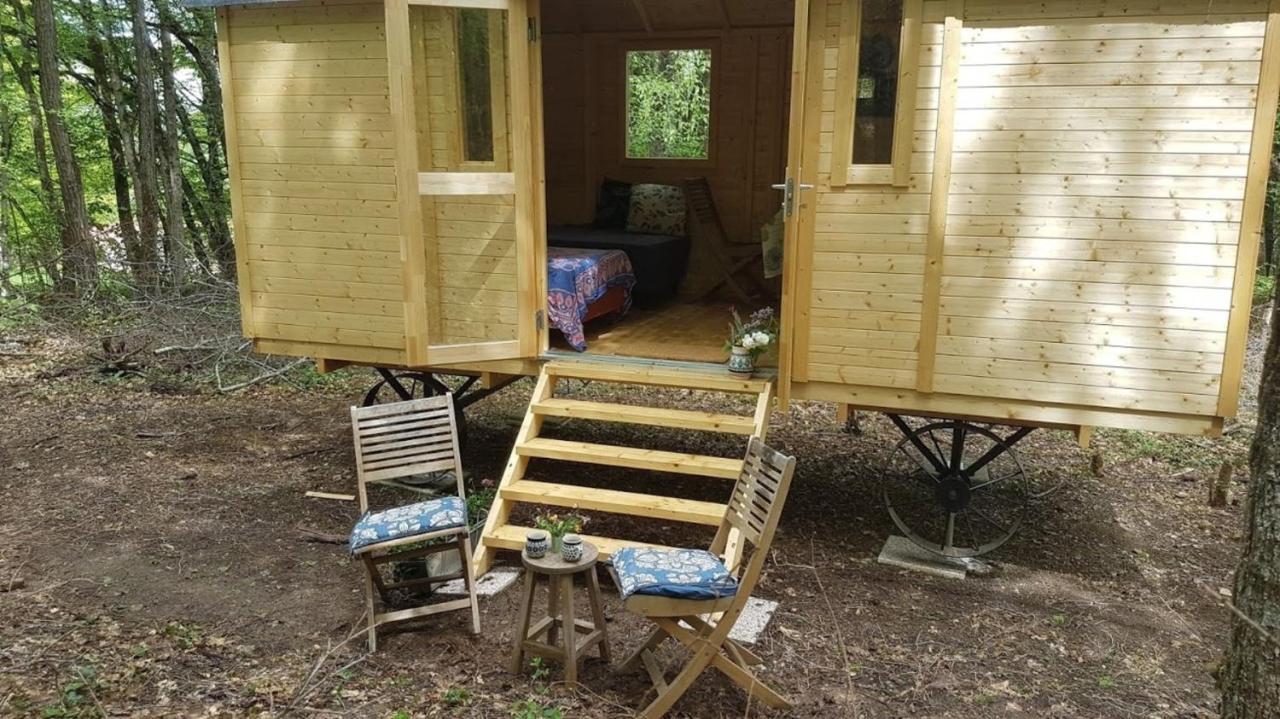 Lovely 2-Bed Shepherds Hut In A Forest Sougeres-en-Puisaye Bagian luar foto