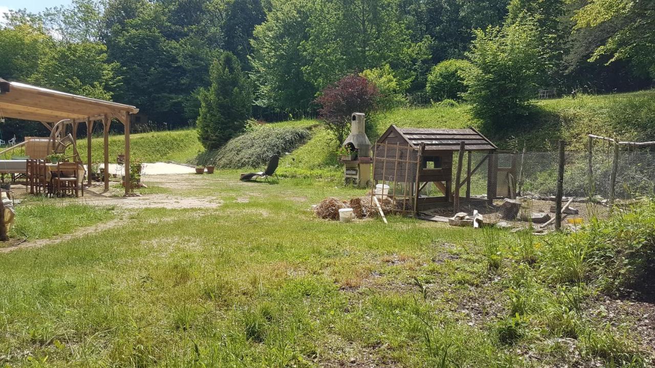 Lovely 2-Bed Shepherds Hut In A Forest Sougeres-en-Puisaye Bagian luar foto