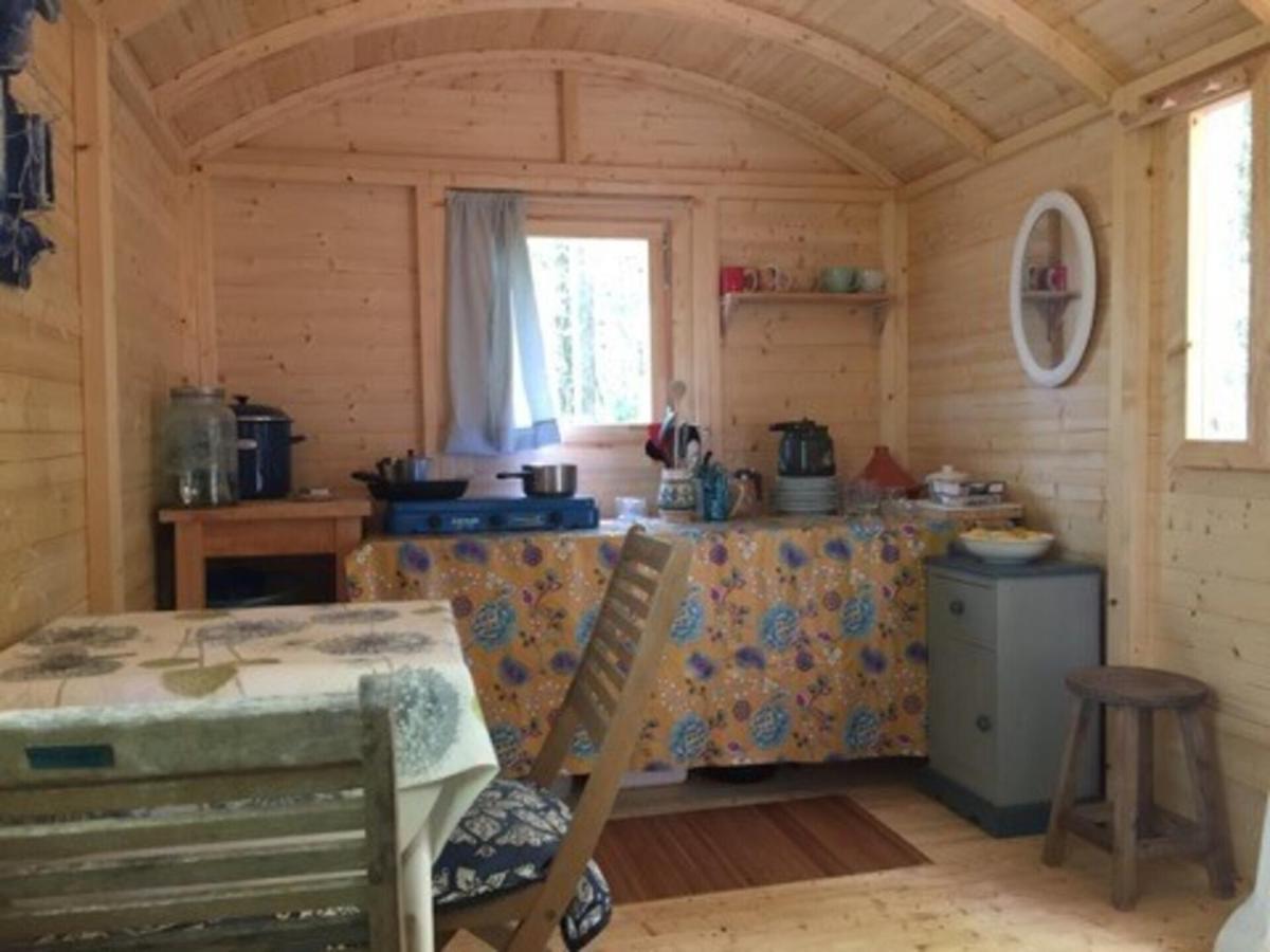 Lovely 2-Bed Shepherds Hut In A Forest Sougeres-en-Puisaye Bagian luar foto