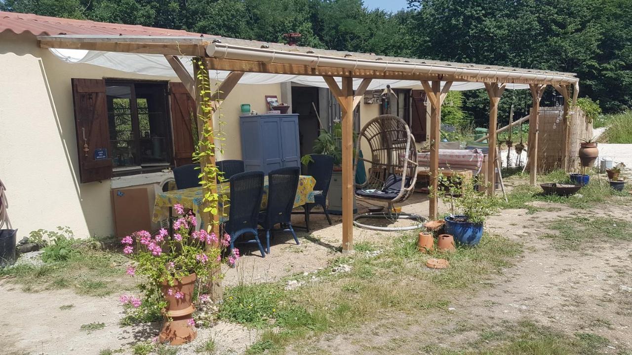 Lovely 2-Bed Shepherds Hut In A Forest Sougeres-en-Puisaye Bagian luar foto